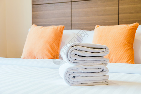 床上装饰卧室内部的白色浴巾图片