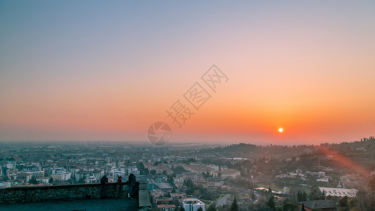太阳在意大利贝加莫市落下图片