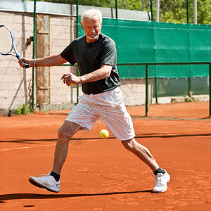 打网球的活跃老人图片