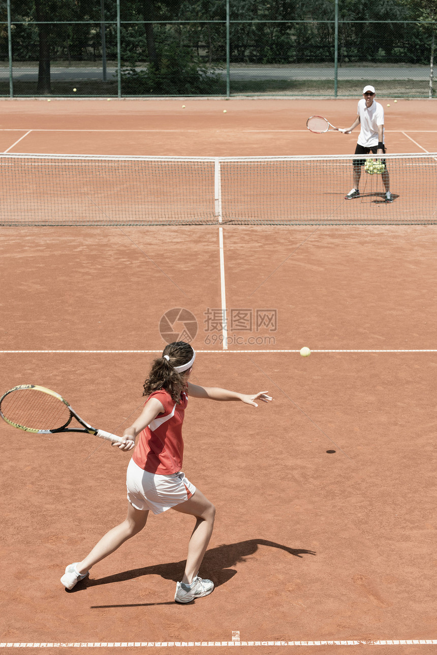 网球课上的小女生图片