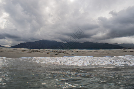 上科西嘉岛小镇弗里亚尼海滩上的暴风雨天气图片