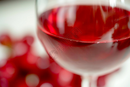 红酒在葡萄本底葡萄酒图片