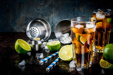 古巴利伯长岛或冰茶鸡尾酒加烈酒可乐石灰和冰两玻璃深背景图片