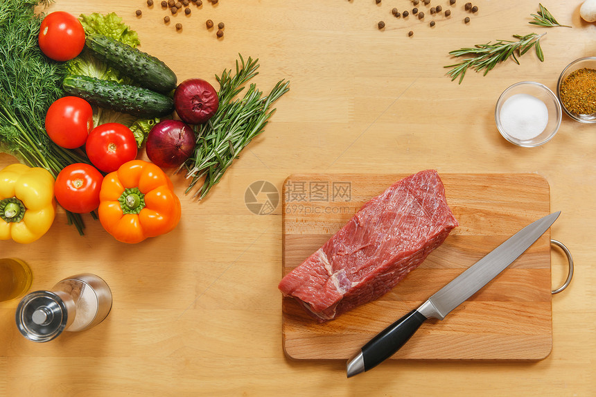 木桌上切菜板上的新鲜牛里脊肉图片