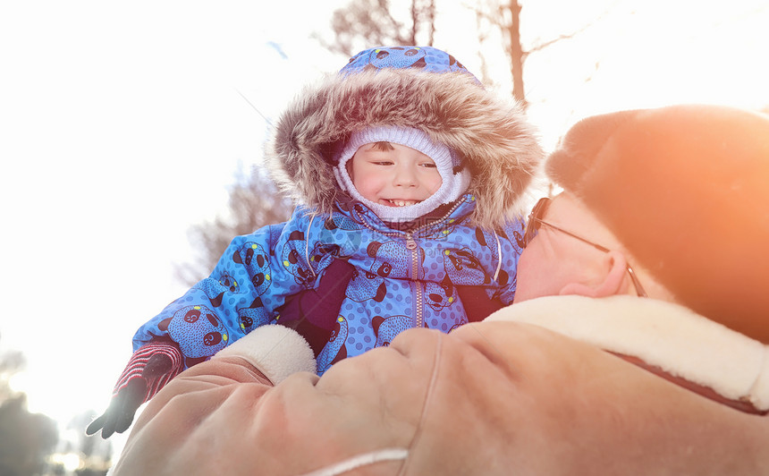 雪下的冬季公园一月早上走过家人在冬天公图片