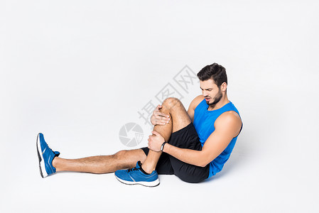 运动的年轻人在白色的腿坐痛图片