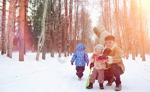 雪下的冬季公园一月早上走过森林家人在冬天公图片