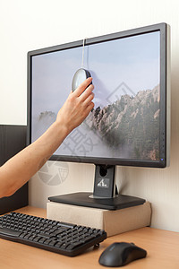 带有校准器或轮廓仪的工作区连接到笔记本电脑的显示屏以获得准确的颜色女人手在显示器上安装校准图片