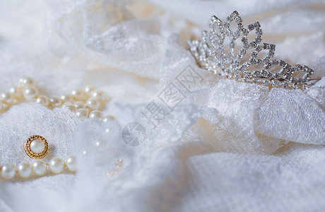 头饰和白色珍珠搭配婚纱图片