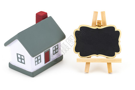 黑板标签和微型房屋模型孤立在白色背景图片