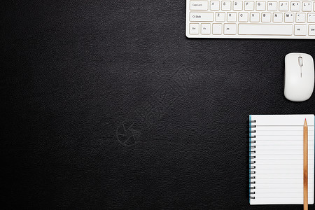 商业桌上黑皮革背景的铅笔键盘和老图片
