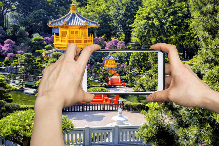南莲园金阁寺前用手机拍照的女孩图片