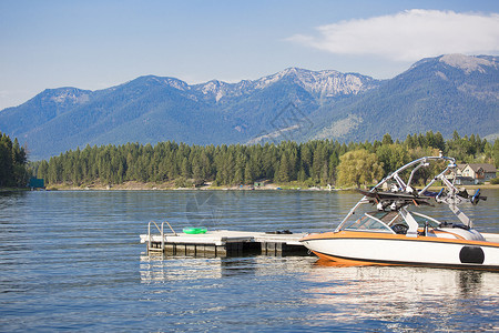 汽船的美丽夏日场景停在美丽风景秀丽的山湖上的船坞蓝天图片