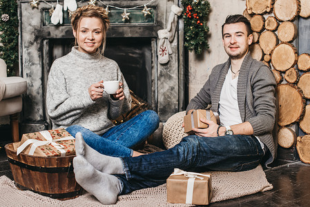 圣诞和新年概念的一对美丽的年轻夫妇的肖像在圣诞图片