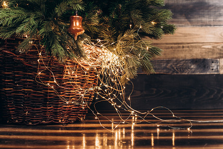 圣诞树的底部有灯饰圣诞图片