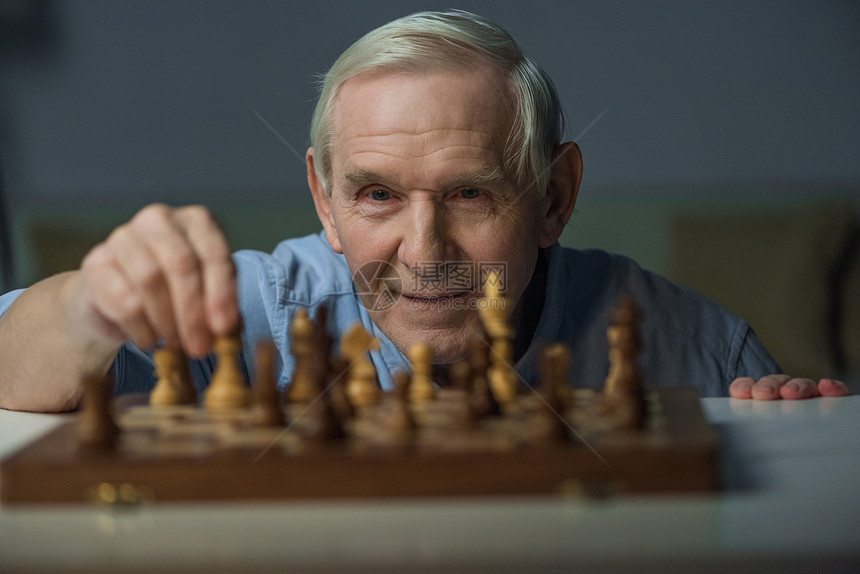 玩象棋盘游戏图片