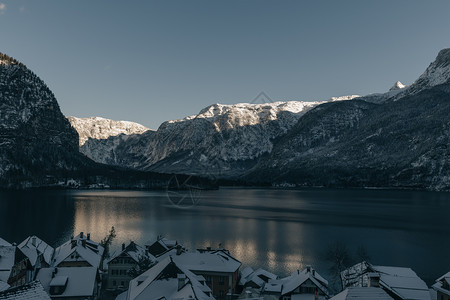 奥地利哈尔施塔特群山环抱的高山湖泊图片