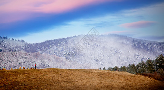 雪绵豆沙日落在山上寒冬牧羊人与绵背景