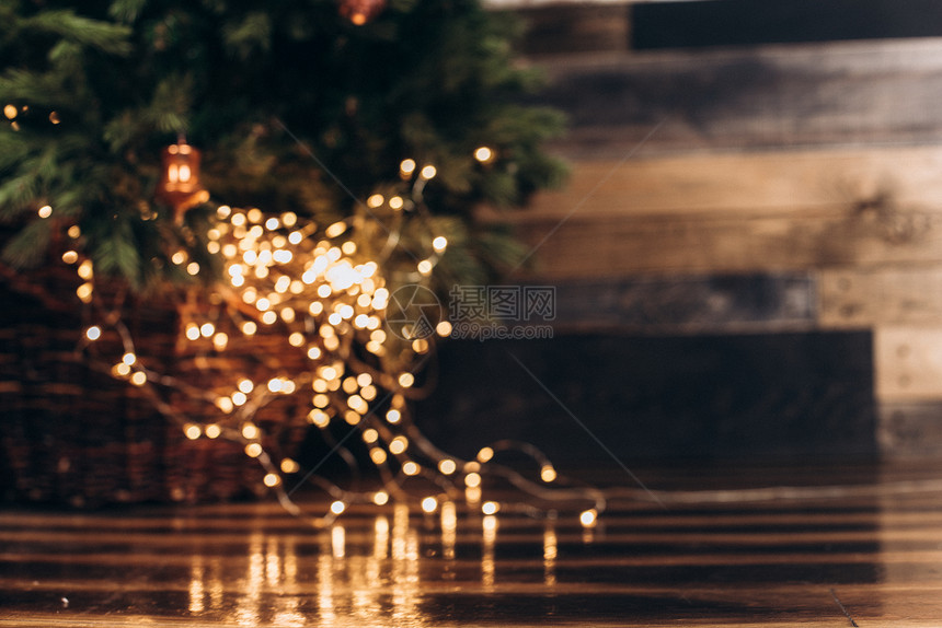 圣诞树下明亮的温暖灯光图片