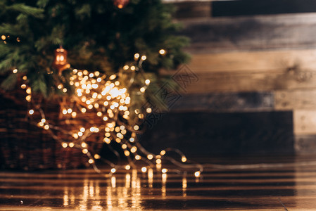 圣诞树下明亮的温暖灯光图片