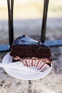 传统甜巧克力海绵蛋糕和奶油在当地餐厅供应美味的麦芽美图片