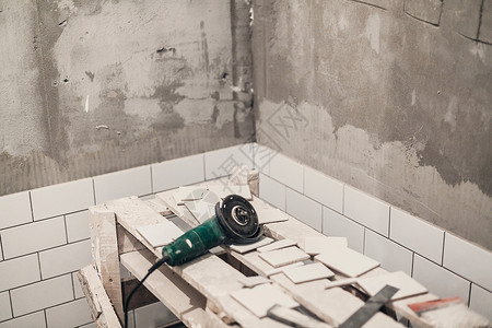 浴室中的瓷砖和灰水泥墙翻新和图片