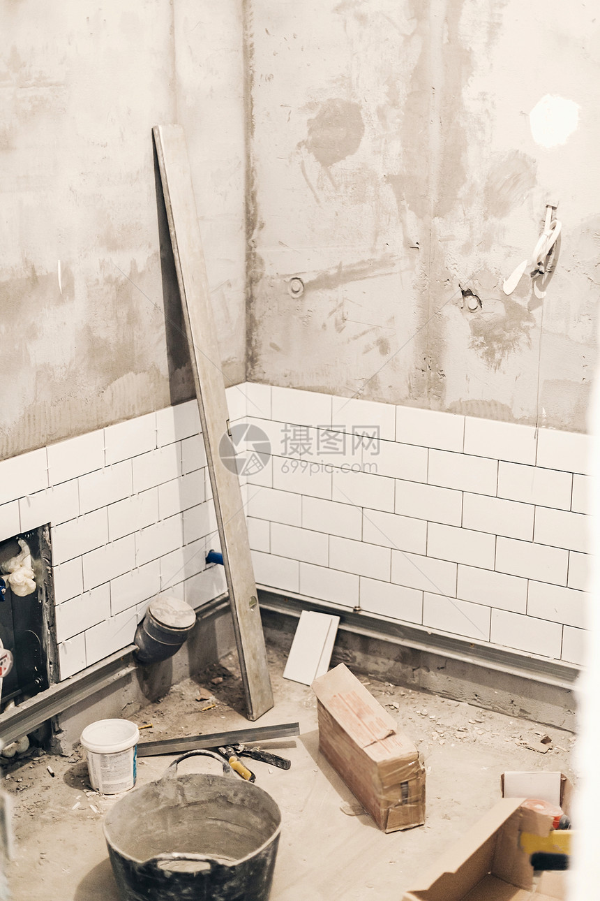 洗手间翻新概念管道排水和浴室墙壁上的图片
