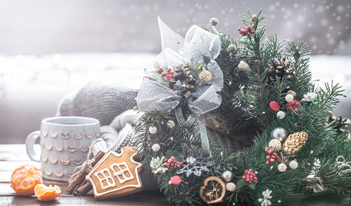圣诞和装饰品的圣诞静物针织服装和漂亮杯子背景上的节日花图片