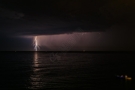夏日利古里亚海夜间雷暴中的闪电背景图片