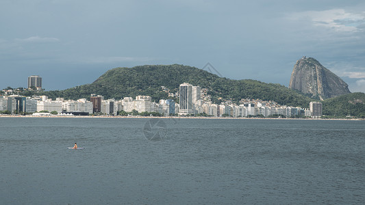 孤独的女人漂浮在巴西里约热内卢的Copacabana海滩上图片
