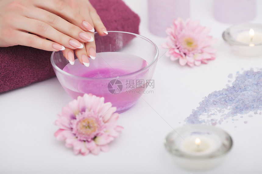 用粉红花皮条将女针子浸泡在一碗水中的缝合图片
