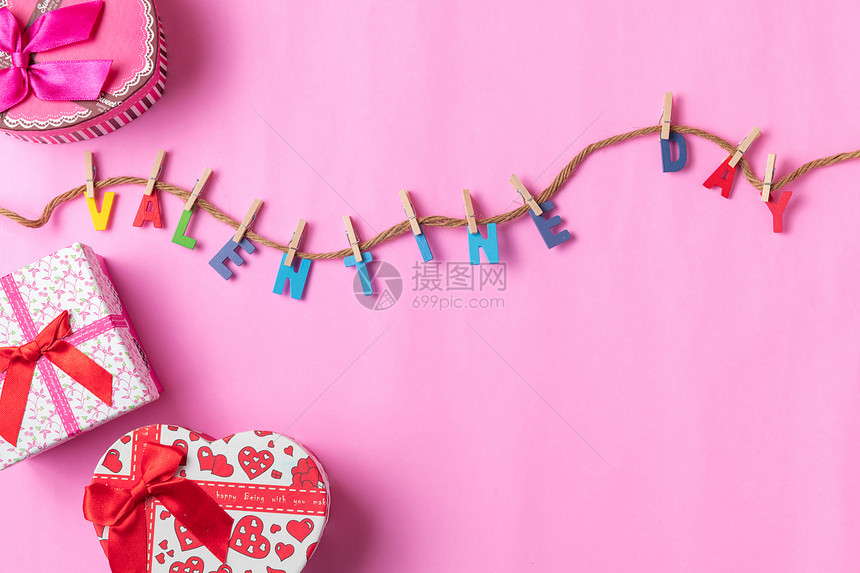 情人节的每日文字与礼物盒在粉红背图片