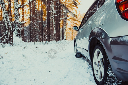 冬季路上的汽车轮胎被雪覆盖早上图片
