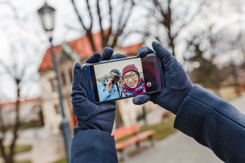 情侣在欧洲旅行时自拍图片