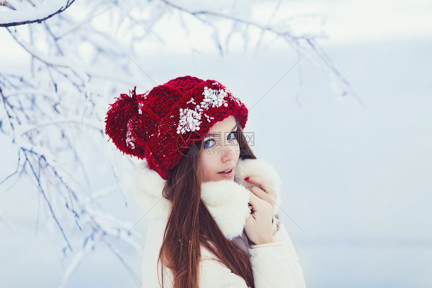 美丽的年轻微笑的年轻女孩穿着冬衣温图片