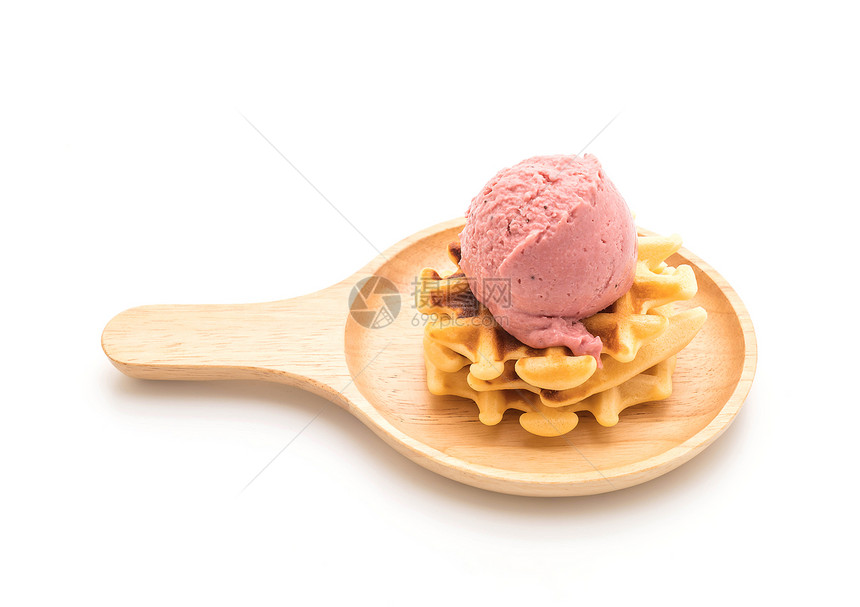草莓冰淇淋与华夫饼隔离在白色背景图片