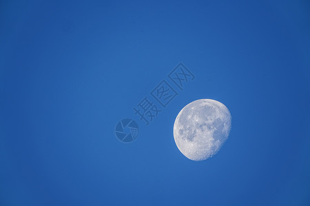 蓝天下的月亮图片