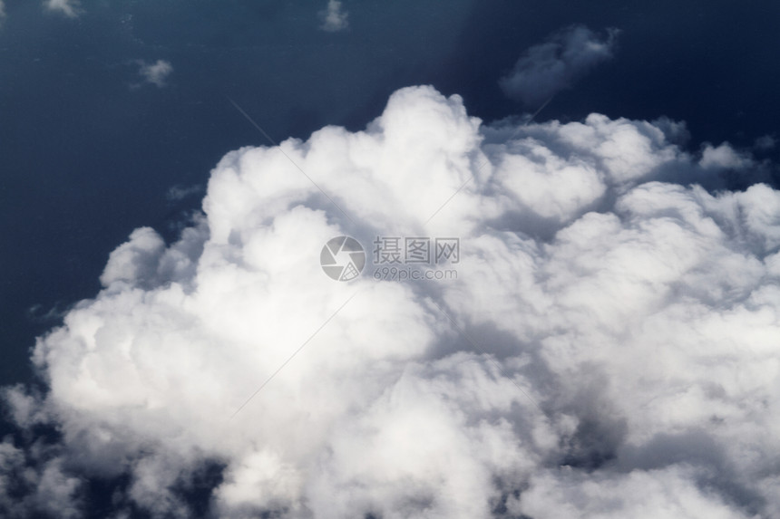 云层上方的天空视图图片
