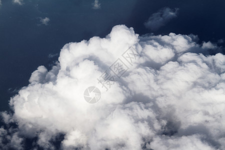 云层上方的天空视图图片
