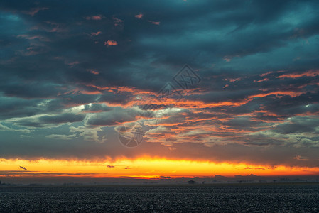 日落时间与多云的天空图片