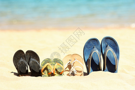 沙滩上的家庭拖鞋图片