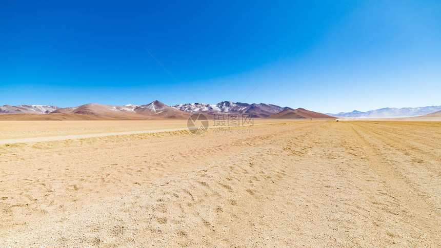 高海拔的土路与安第斯高地的沙质漠和贫瘠的火山范围前往玻利维亚著名的乌尤尼盐图片