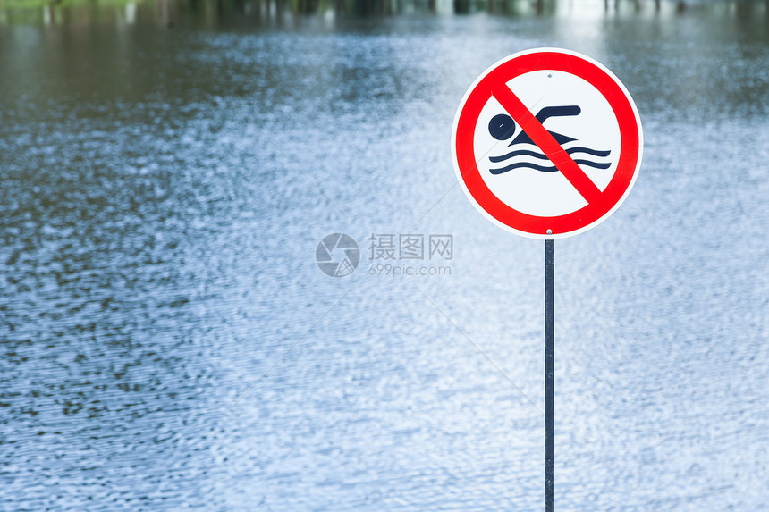 有禁止游泳标志的湖图片