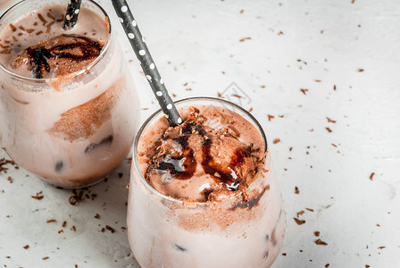夏季茶点饮料冰镇巧克力可配上一勺巧克力冰淇淋巧克力粉和冰块在玻璃杯中图片