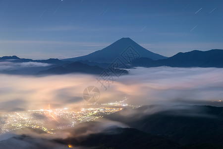 夏天雾海的富士山图片