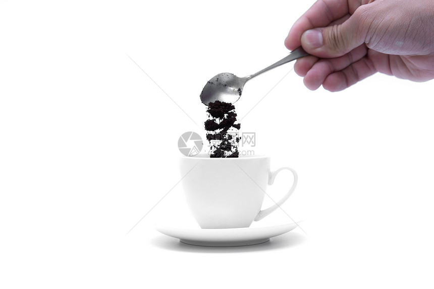 在白色背景和复制空间上以银汤匙隔开抽了一杯咖啡图片