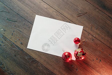 枝和圣诞装饰品的框架和一张木桌上的A4白纸假期圣诞节背景复制文本或设计的空间背景图片