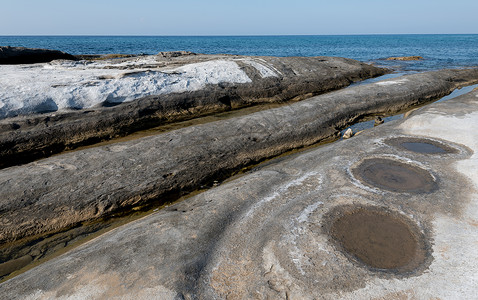 北塞浦路斯Davlos地区有白石灰块的落基海岸图片