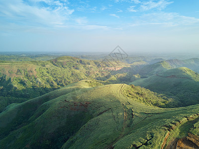 关于绿色山丘田地背景的空中观察清洁图片