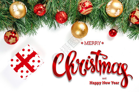 白色背景上的圣诞快乐和新年快乐绿色云杉玩具和礼物的题词图片